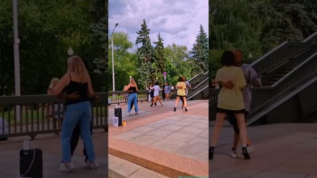 Прекрасный танец! Парк культуры и отдыха им М.Горького.
