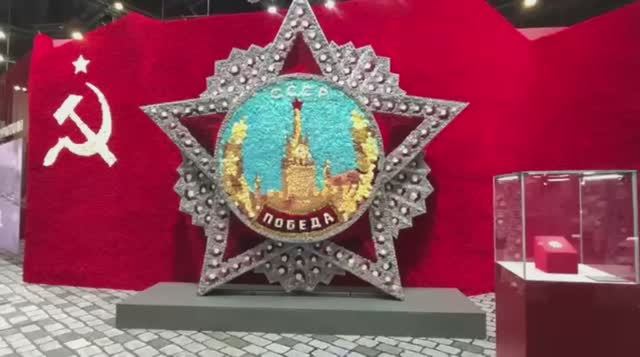 На ПМЭФ-2025 представлена стена из живых цветов, выполненная в форме ордена "Победа"