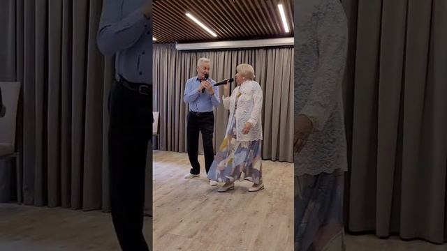Дарите женщинам цветы, поют Валерий Аверин и Любовь Баша.