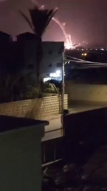 Видео падения израильской зенитной ракеты на Тель-Авив