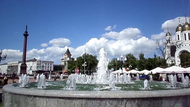 FUENTE CANTORA EN LA PLAZA DE LA VICTORIA. KALININGRADO. RUSIA