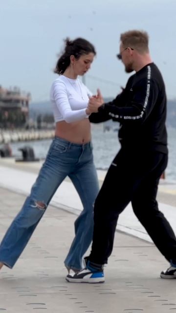 Street Tango. Павел Собирай и Мелисса Никсарли #танго #тангонуэво #неотанго #танцы
