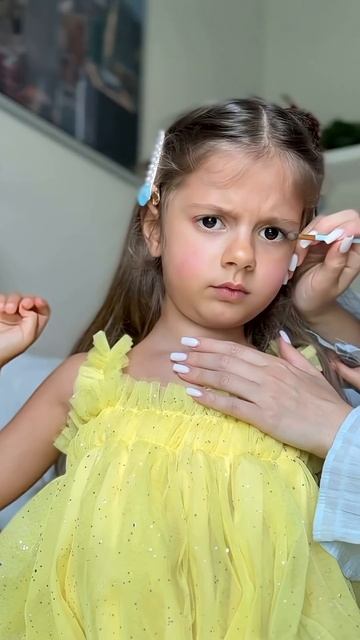 С самого ее детства мы кривляемся в зеркале, по-другому и не могло быть :)))