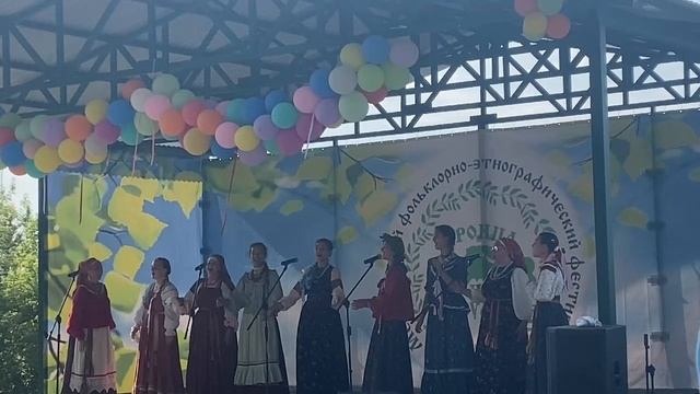 "Под яблынкай", хороводно-плясовая песня Сызранского района Самарской области, исполнялась на троицу