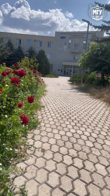 🌷 Летние дни в МГУ имени А.И. Куинджи наполнены ароматами цветущих растений и звуками природы!