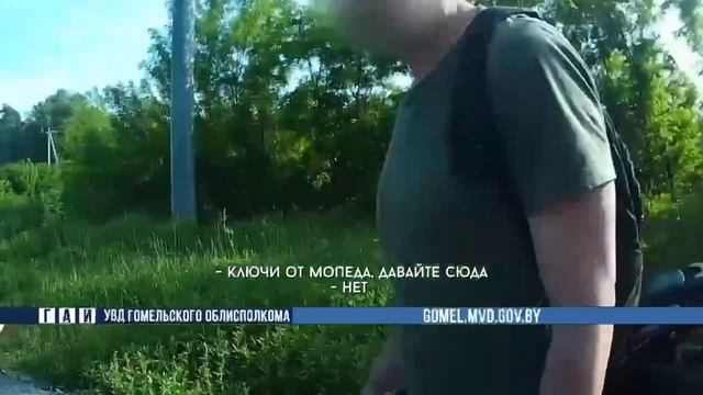 Пьяный бесправник на мопеде - угрозы, побег и чужая фамилия