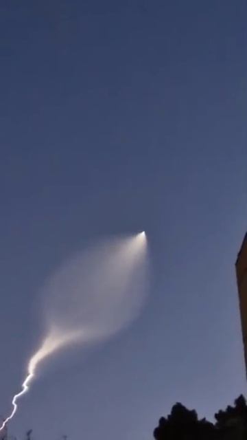 Более полное видео старта и полета неизвестной иранской ракеты, запущенной в сторону Израиля.   ...
