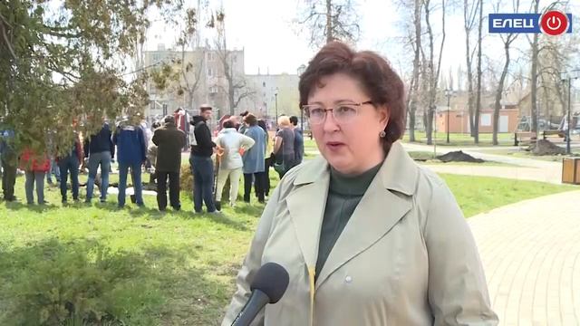 «Сад памяти»: в парке железнодорожников высадили около 140 молодых деревьев и кустарников