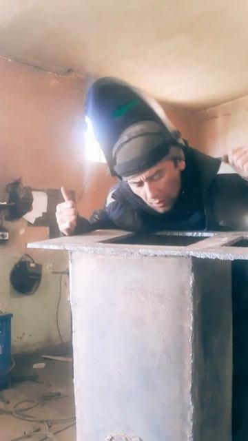 Сварщик очень КРУТО поёт
