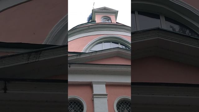 Старинная архитектура Храма Рождества Христова в Заозерье. Пришли с отцом помолиться.