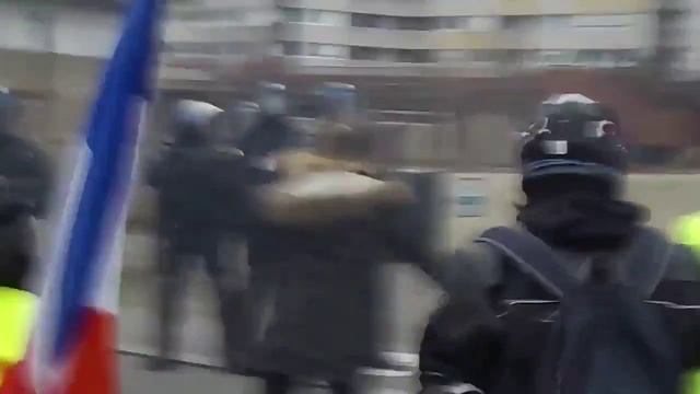 Hier, lors de l’#Acte8 des #GiletsJaunes, une dame avec une canne se fait violemm