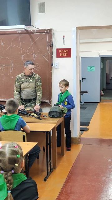 ПАТРИОТИЧЕСКИЕ УРОКИ И ВЫСТАВКА ВООРУЖЕНИЯ В ЦЕНТРЕ 'ЭДЕЛЬВЕЙС'