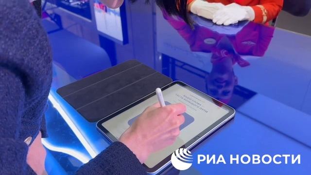 "Аэрофлот" украсил свой стенд на ПМЭФ "интерактивным чемоданом"