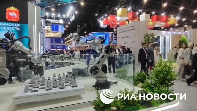 Роботы играют в шахматы на стенде ПМЭФ от Челябинской области