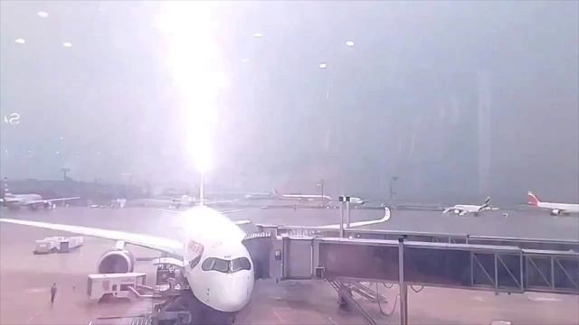 Молния ударила прямо в самолет British Airway в аэропорту Сан-Паулу во время шторма в Бразилии.