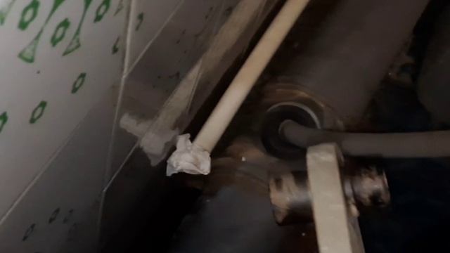 Установка бюджетного гигиенического душа.