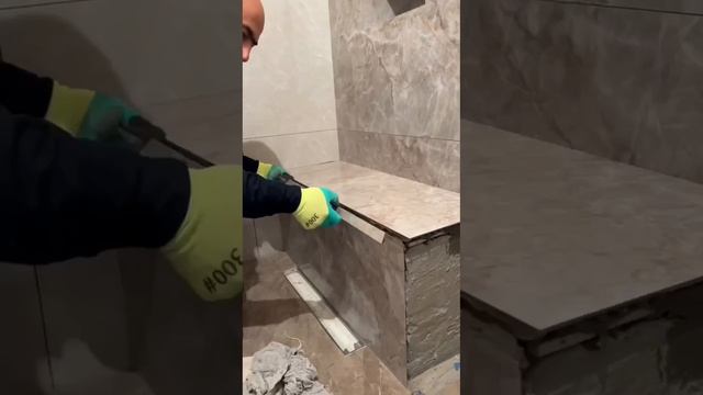 Аккуратная работа по монтажу керамогранитной плитки.