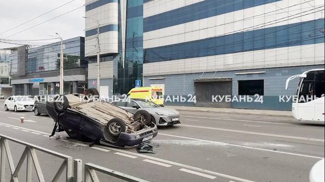 В Краснодаре «Лада» проскочила на красный, врезалась в иномарку и опрокинулась