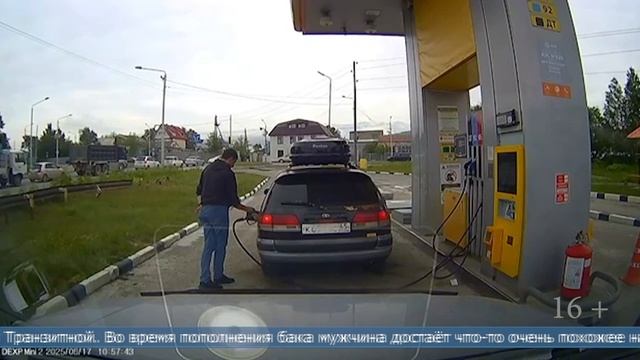 17.06.2025 Момент возгорания во время заправки автомобиля на АЗС попал на кадры видеорегистратора