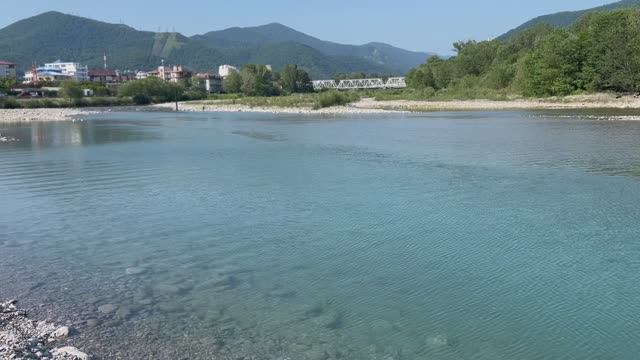 Горы, река и море