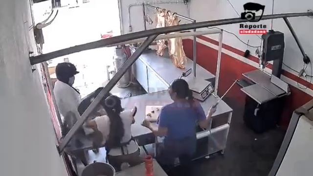 Две жительницы Мехико предотвратили нападение на мясную лавку.