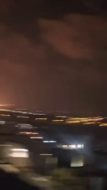 В Тель-Авиве на месте прилета ракеты израильского ЗРК возник пожар.Ракеты переходят на сторону Ирана