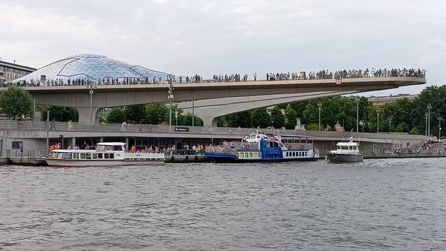 Москва река, прогулочные теплоходы  , причалы в местах отдыха , красивые набережные