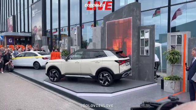 Авто-мо-биль! На ПМЭФ 2025 представили новую «Lada Azimut»