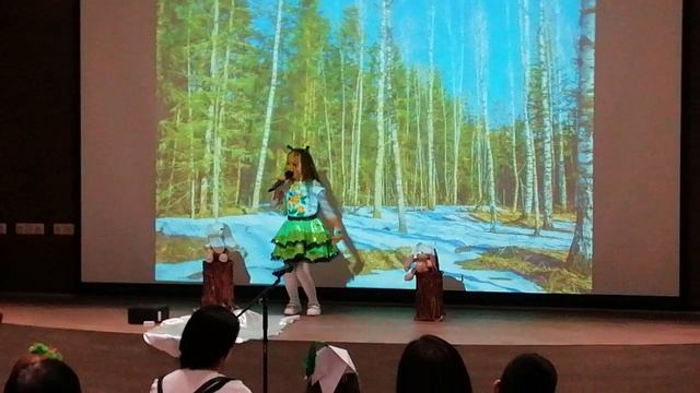 Конкурсе чтецов, Глаше 5 лет. Я отвлекаюсь на звукооператора, поэтому камера дрожит в руках.