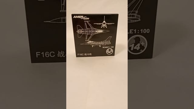 Коллекционная модель американского самолёта F16C Боевой Сокол в масштабе 1:100.