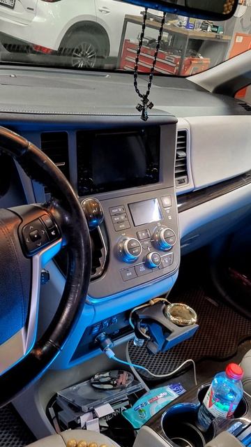 Замена штатной магнитолы в #Toyota #Sienna