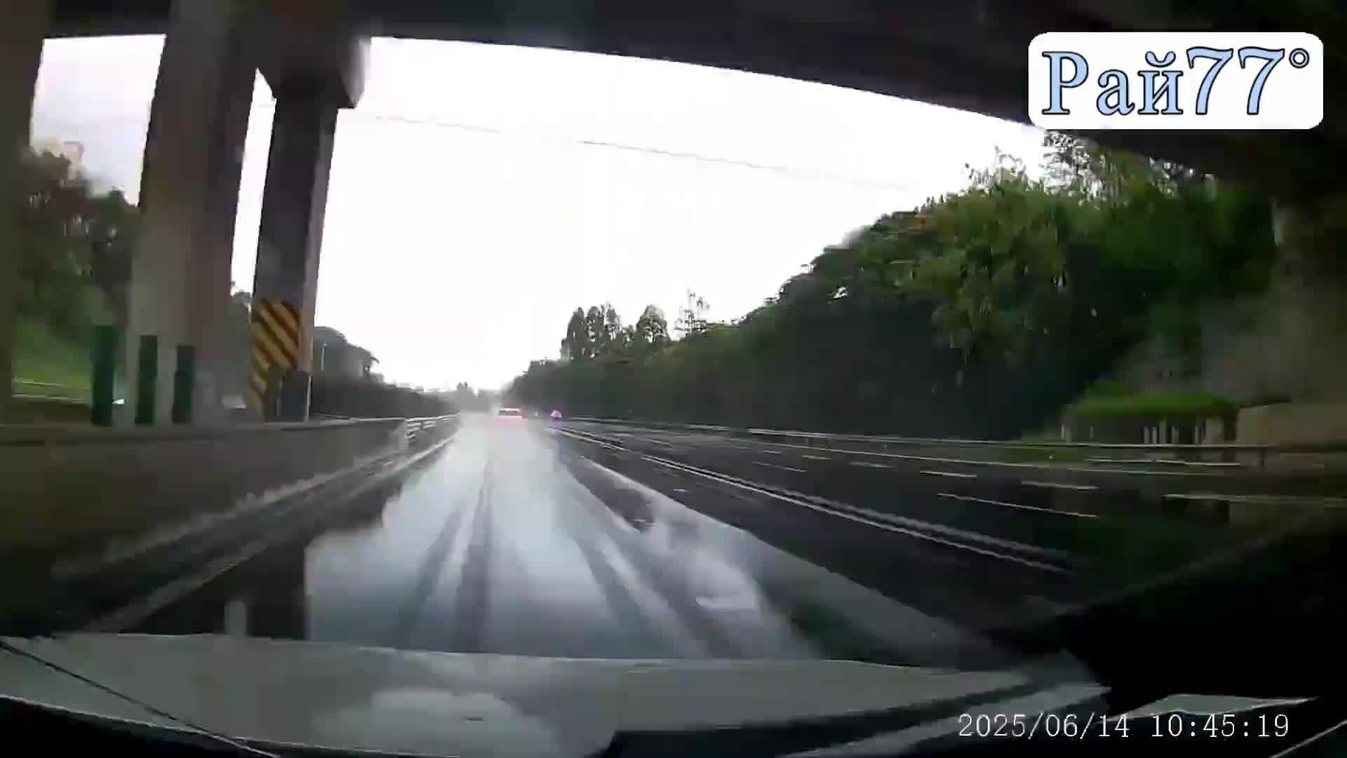 Легковушка, объезжая конус, чуть не оказалась сбита грузовиком