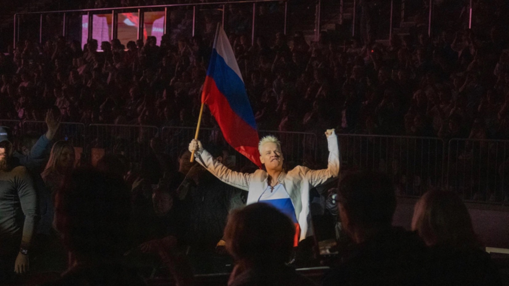 На концерте SHAMAN'а во Владивостоке пели, плакали и танцевали: рассказали, как это было.