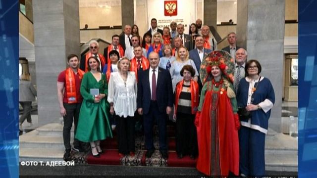 Зареченка подарила свой сборник стихов Геннадию Зюганову