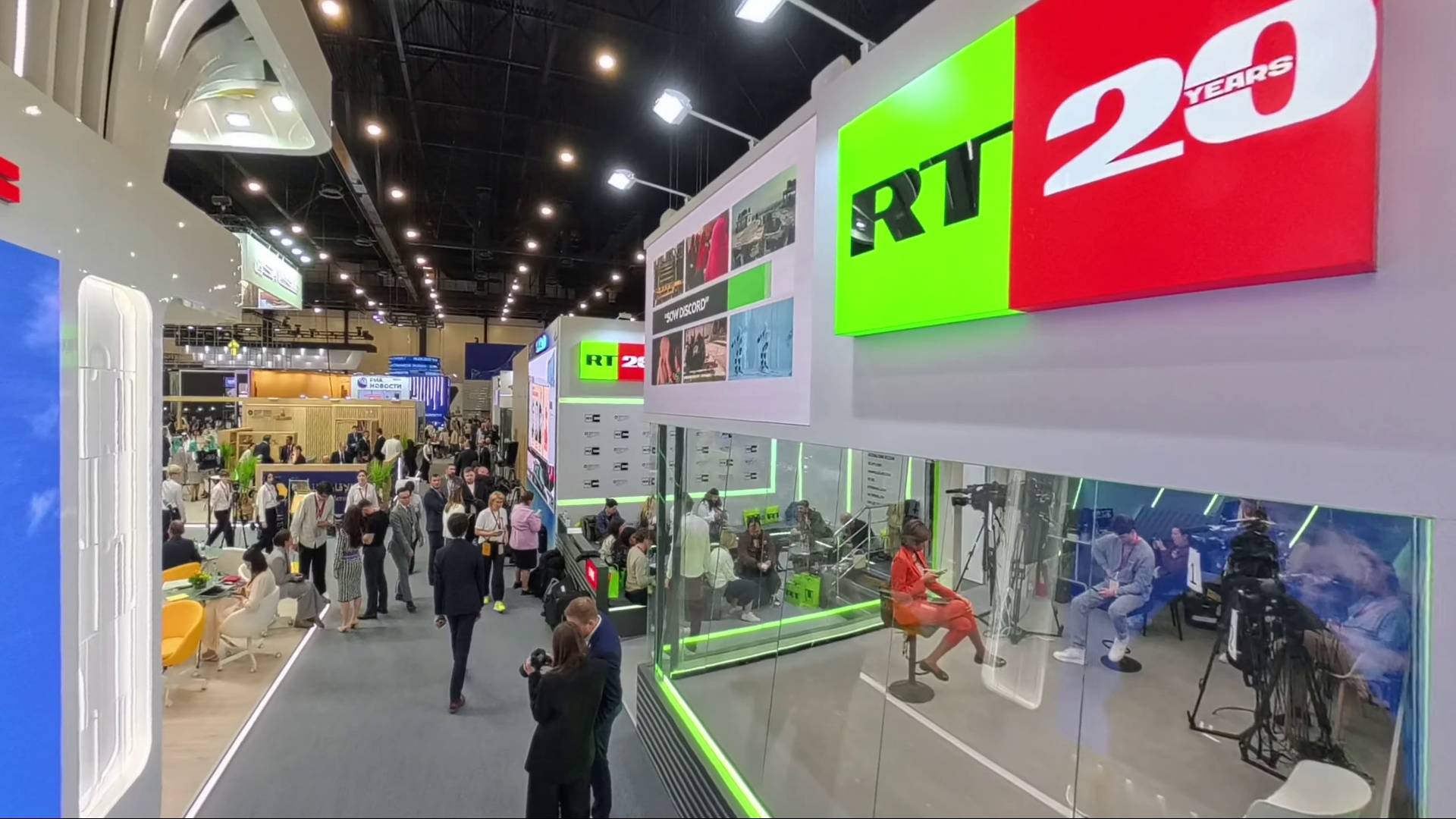 Юбилейный стенд RT на ПМЭФ-2025 оформлен в честь 20-летия телеканала