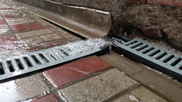 Вода льётся потоком. Дождь | водостоки