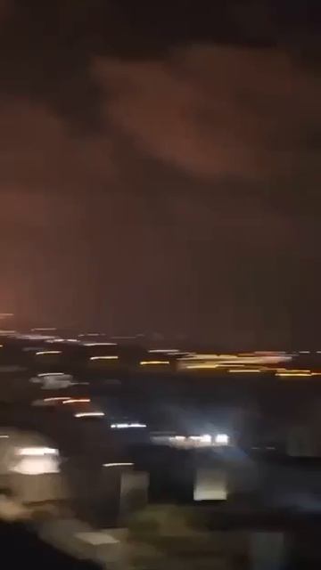 Израильская ракета-перехватчик снова сбилась с курса и рухнула вниз, начался пожар