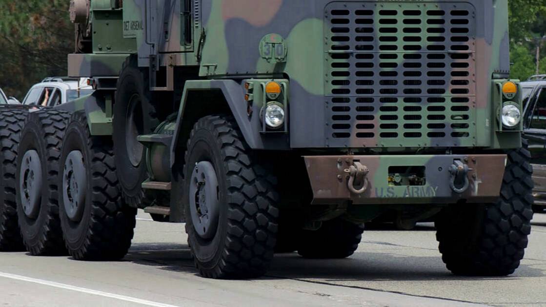 Увозивший танк после военного парада тягач насмерть задавил прохожую в США