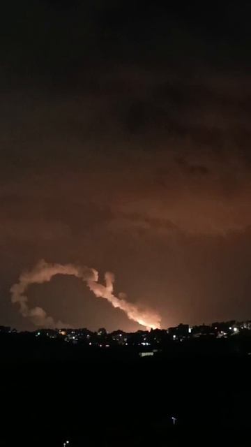 Израильская ракета-перехватчик снова сбилась с курса и рухнула вниз, начался пожар.