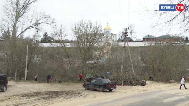 Стартовали масштабные субботники: ельчане приводят улицы и парки города в порядок