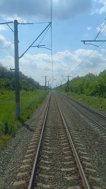 Скорый поезд к дому мчится