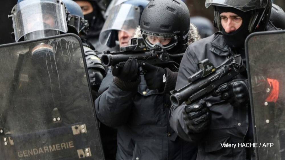 Donc on a ici un CRS qui fait un vol à l’arrachée dans le plus grand des calmes et s’enfuit avec le