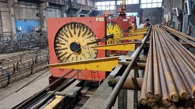 Производится закладка рабочей арматуры в станок для изготовления каркасов