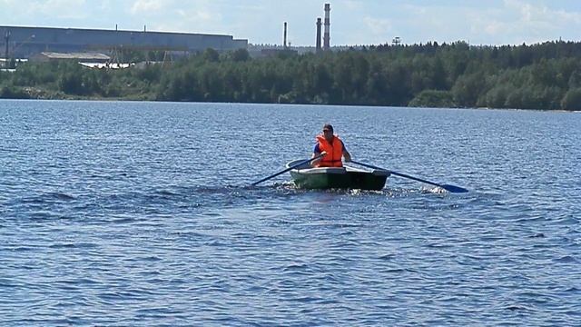 Лодка гребная СЛК-360п на веслах.