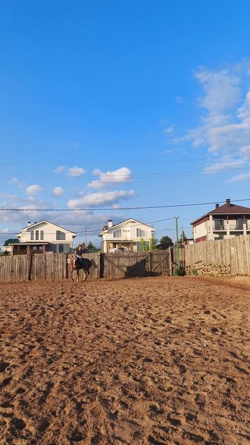 Анна и Каспер, контргалоп на плацу.