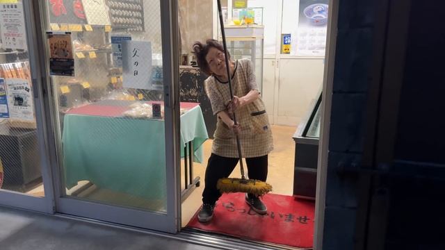 Hunched Over Grandma Trusts her Old Tools At Fukuoka Bakery!