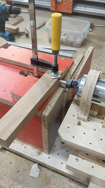 работа самодельного пазовального станка из кромочного фрезера, столярная работа woodworking