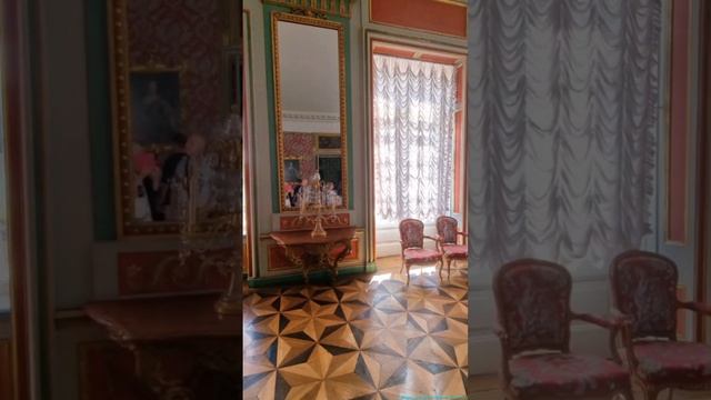 Малиновая гостиная в усадьбе "Кусково "
