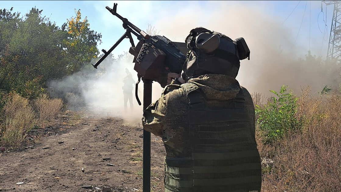 Бойцы ВС РФ эвакуируют брошенные ВСУ тела боевиков из Курской области