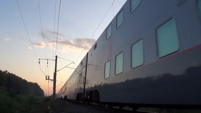 Электровоз ЭП20-028 с поездом в два этажа № 103 Москва - Адлер